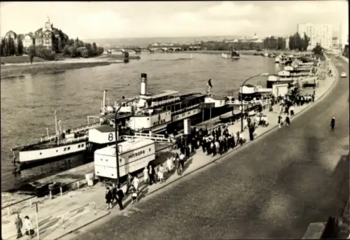 Ak Dresden Altstadt, Dampfer am Ufer, Flusslandschaft, Menschen, Historische Architektur