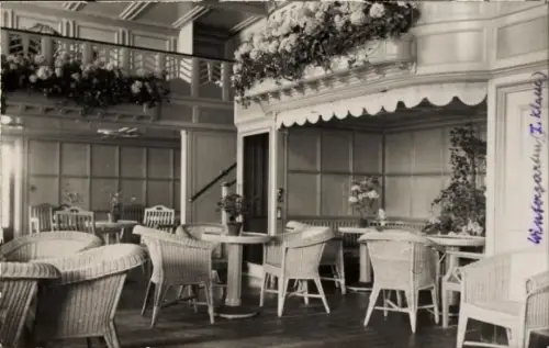 Foto Ak Dampfschiff Deutschland, HAPAG, Laube 1. Klasse, Innenansicht