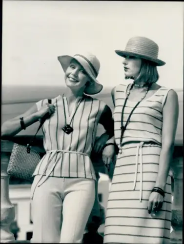 Foto Mode, Sommer 1977, Modelle Kim 8225 Traunreut, Strickset, Polokleid