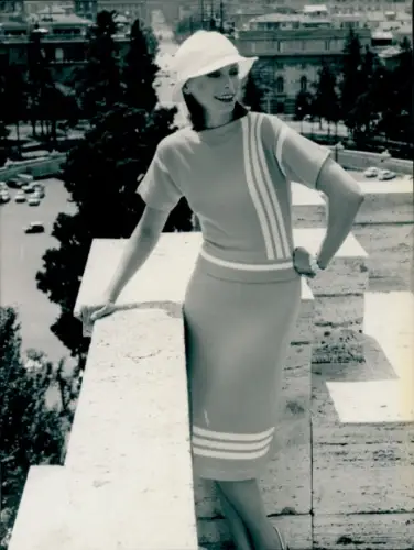 Foto Mode, Sommer 1977, Modell Kim 8225 Traunreut, Strickset in Sonnengelb, Hut