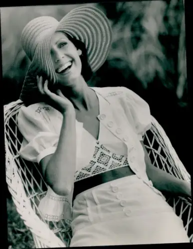 Foto Mode, Modell Lucie Linden, Frühling/Sommer 1974, dreiteiliges Partykleid, Spitze