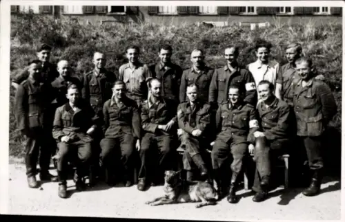 Foto Ak Sanitäter, Gruppenbild in Uniform, Hund