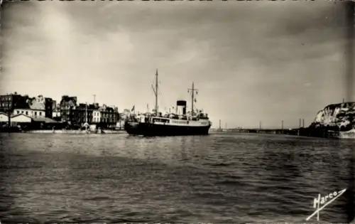 Ak Dieppe Seine Maritime, Hafenansicht mit Schiffen, Gebäuden und Kaimauer.