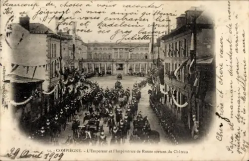 CPA Compiègne Oise, L'Empereur et l'Impératrice de Russie sortant du Château