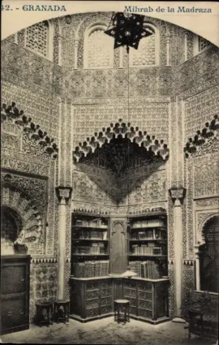 Ak Granada Andalusien Spanien, Mihrab de la Madraza, Bücherregale, dekorative Wandverzierungen