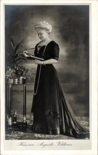 Ak Kaiserin Auguste Viktoria, Standportrait, Buch, NPG 4095