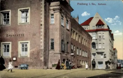 Ak Freiberg in Sachsen, Freiberg i. Sa., Rathaus, Sparkasse,  Gebäude, Menschen auf der Straße