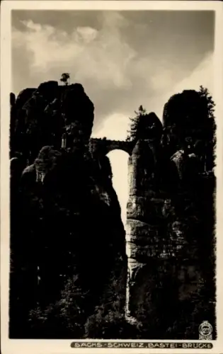 Ak Rathen an der Elbe Sächsische Schweiz, Bastei-Brücke, Felsen, Bäume, Schwarz-Weiß-Foto