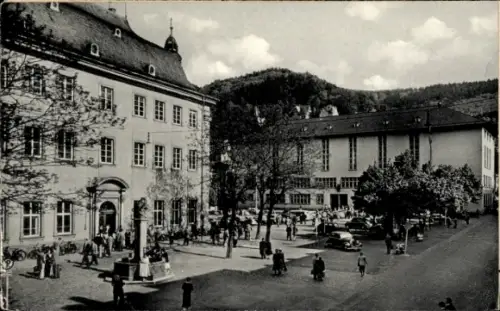 Ak Heidelberg am Neckar,  alte und neue Universität, Menschen, Bäume, Autos