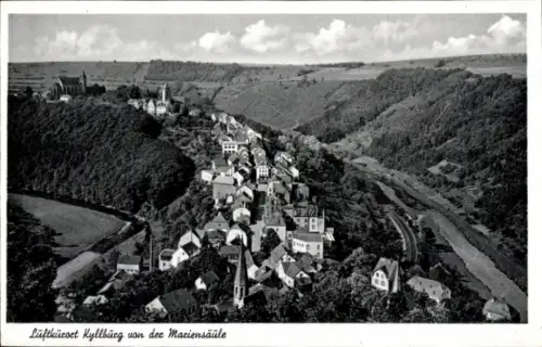 Ak Kyllburg in der Eifel, Luftaufnahme von  Fluss, Häuser, Hügel, Bäume