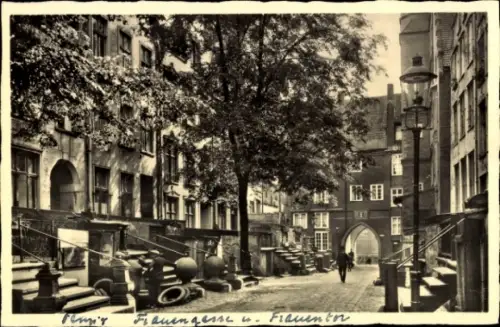 Ak Gdańsk Danzig, Frauengasse, Frauentor, Bäume, Laterne, Schwarz-Weiß-Fotografie