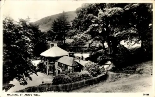 Ak Malvern Worcestershire England, St. Ann's Well,  Gebäude, Bäume, 