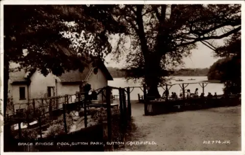 Ak Sutton Coldfield Warwickshire England, Brace Bridge Pool, Sutton Park,  Schwarz-Weiß-Foto, Men