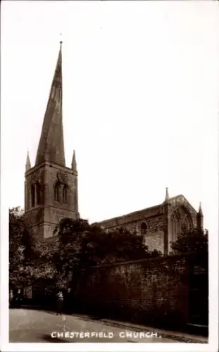 Ak Chesterfield East Midlands, Chesterfield Church, hoher Kirchturm, Bäume, Straße