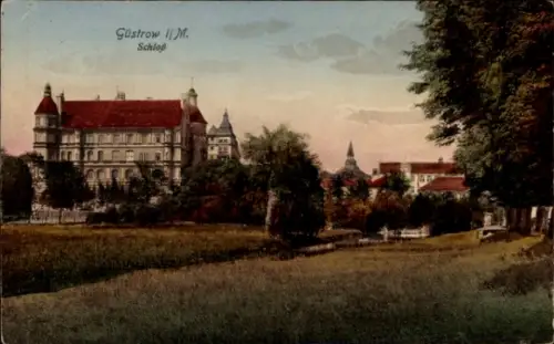 Ak Güstrow in Mecklenburg, Schloss  Landschaft, Gebäude, Natur, Himmel