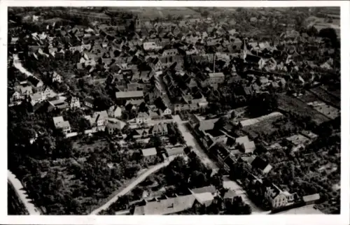 Ak Endingen am Kaiserstuhl, Luftaufnahme von  viele Dächer, Straßen, Bäume