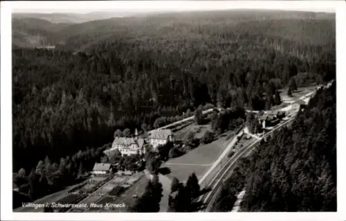 Ak Villingen im Schwarzwald, Luftaufnahme von Haus Kirneck,  Waldlandschaft, Eisenbahnlinie