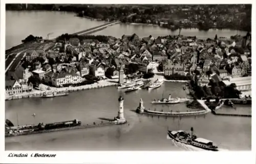 Ak Lindau am Bodensee Schwaben, Luftaufnahme von  Bodensee, Hafen, Schiffe, Stadtansicht