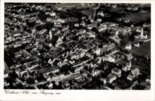 Ak Weilheim Oberbayern, Luftaufnahme von Weilheim, Stadtansicht,  Architektur, schwarz-weiß