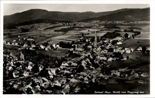 Ak Zwiesel im Bayerischen Wald, Luftaufnahme von  Bayrischer Wald, Landschaft, Häuser, Kirche