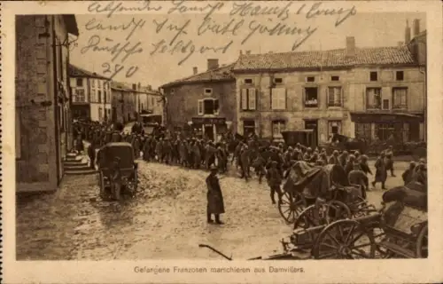 Ak Damvillers Lothringen Meuse, Gefangene Franzosen marschieren aus der Stadt
