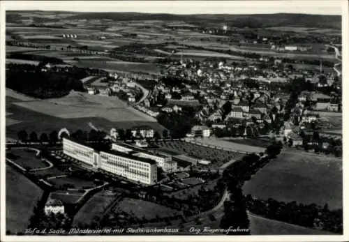 Ak Hof an der Saale Oberfranken Bayern, Münsterviertel, Stadtkrankenhaus, Fliegeraufnahme