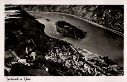 Ak Bacharach am Rhein, Luftaufnahme von Bacharach am Rhein, Fluss, Weinberge,  Gebäude