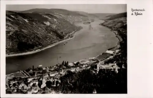 Ak Bacharach am Rhein, Luftaufnahme von Bacharach, Rhein, Flusslandschaft, Schwarz-Weiß-Fotografi