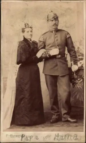 CdV Ingolstadt an der Donau Oberbayern, Deutscher Soldat in Uniform, Porträt mit Frau