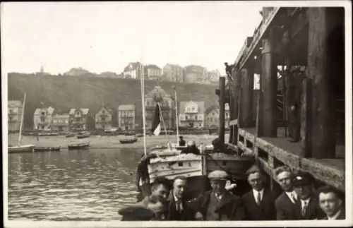 Foto Ak Nordseeinsel Helgoland, Boot an der Landungsbrücke, Passagiere