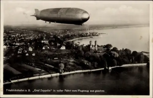 Ak Friedrichshafen am Bodensee, Fliegeraufnahme, Luftschiff Graf Zeppelin über Stadt