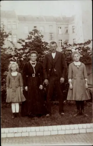 Foto Ak Berlin Reinickendorf, Familienportrait, Mann, Frau und zwei Töchter