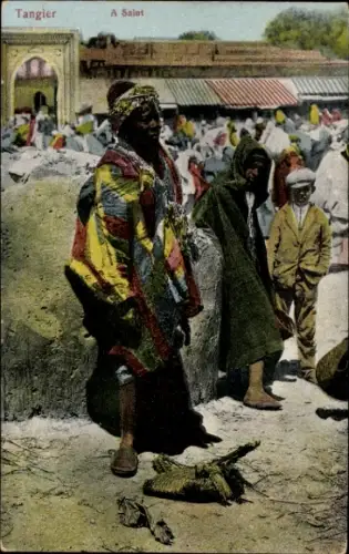 Ak Tanger Marokko, Ein Heiliger in  Markt mit vielen Menschen