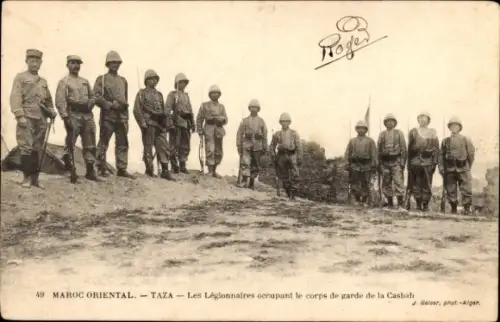 Ak Taza Marokko, Eine Gruppe von Legionären bewacht eine marokkanische Kasbah.