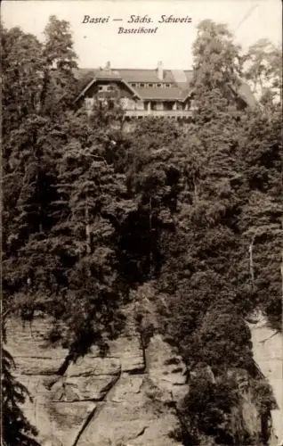 Ak Lohmen Sächsische Schweiz, Bastei,  Sachs. Schweiz, Basteihotel, Wald, Felsen