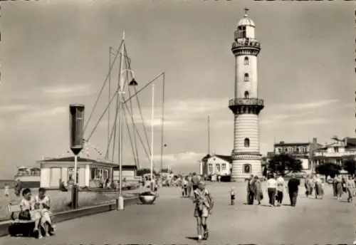 Ak Ostseebad Warnemünde Rostock, Promenade am Leuchtturm