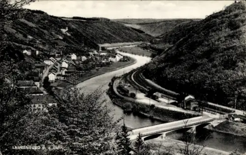 Ak Laurenburg an der Lahn, Landschaft mit Fluss, Hügeln, Häusern, Bahnlinie, Brücke