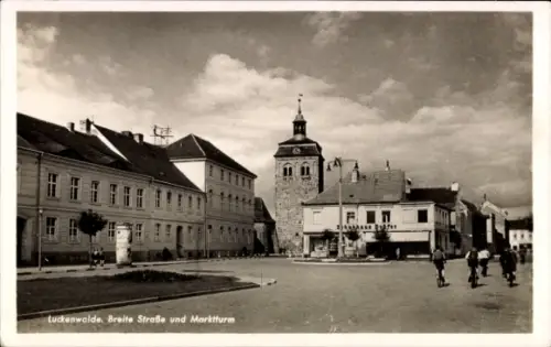 Ak Luckenwalde in Brandenburg,  Breite Straße, Marktturm,  Gebäude