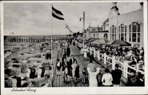 Ak Selenogradsk Ostseebad Cranz Ostpreußen, Ostseebad  Strandpromenade, Flaggen, Menschen, Sonnen
