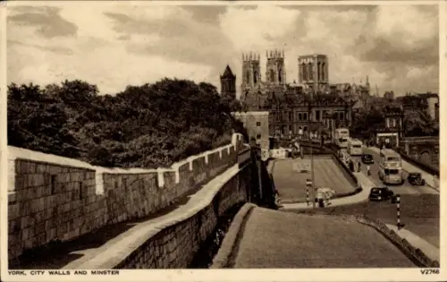 Ak York Yorkshire England,  Stadtmauern, Minster, V2768