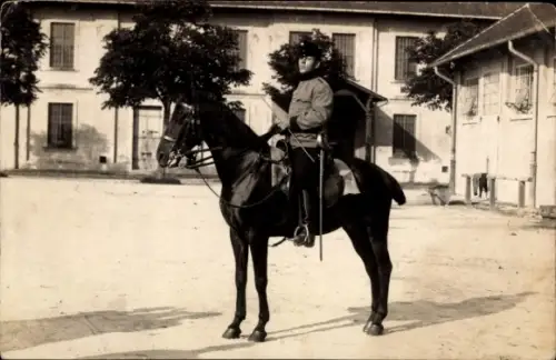 Foto Ak Wels in Oberösterreich, Soldat in Uniform, Pferd