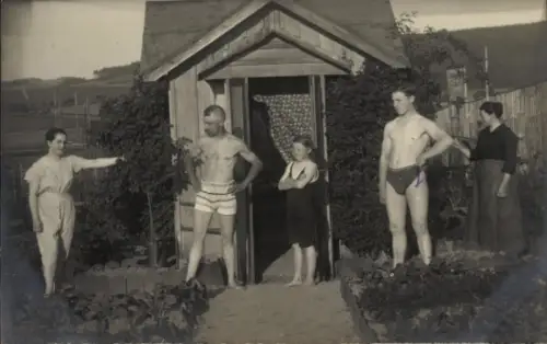 Foto Ak Neustadt in Sachsen, Familie vor einer Gartenlaube, Schrebergarten, Bademoden