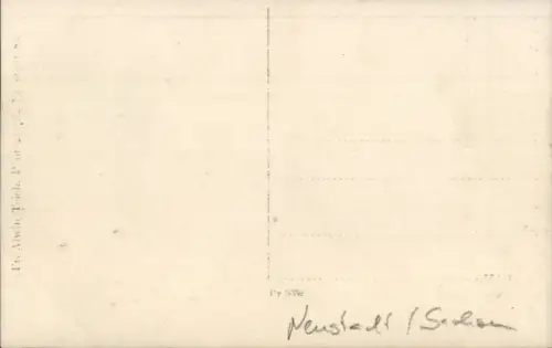 Foto Ak Neustadt in Sachsen, Familie vor einer Gartenlaube, Schrebergarten, Bademoden