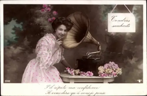 Ak Frau an Grammophon, Blumen