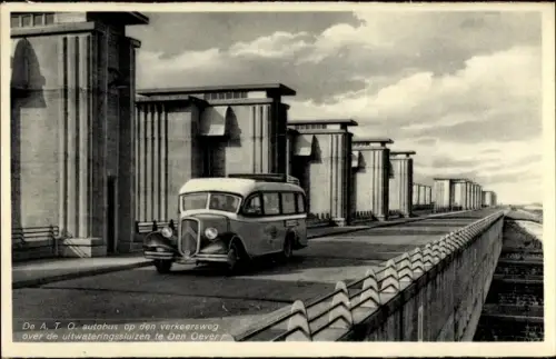 Ak Den Oever Wieringen Nordholland Niederlande, Autobus op verkeersweg over uitwatersluizen