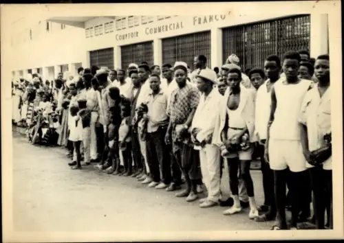 Foto Ak Kindia Guinea, Manifestation, Défilé devant le Comptoir Commercial Franco