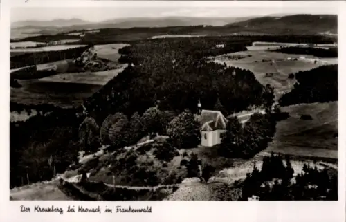 Ak Kronach in Oberfranken, Landschaft mit Kreuzberg, Kirche, Bäume, Frankenwald