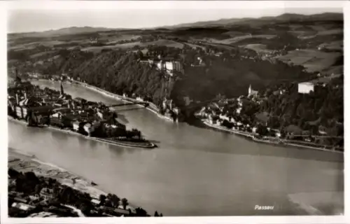Ak Passau in Niederbayern, Luftaufnahme von  Fluss, Hügel, Stadtansicht