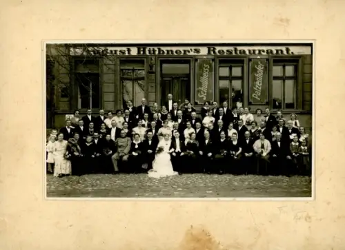 Foto Bernau in der Mark, Hochzeitsgesellschaft vor August Hübner's Restaurant, Fotograf Teichmann