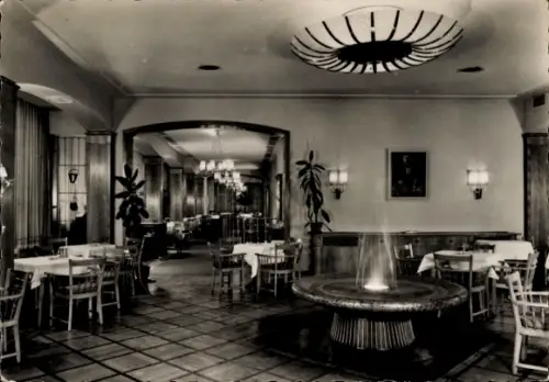 Ak Berlin Friedrichshain, Haus Berlin, Strausberger Platz 1, Weinabteilung, Springbrunnen